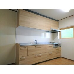 北向きだったキッチンを西向きに居間との間仕切りも撤去して光が入りやすいキッチンにしました。