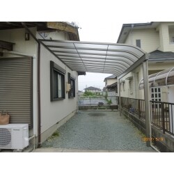 建物に固定をするタイプのカーポートを設置しました。