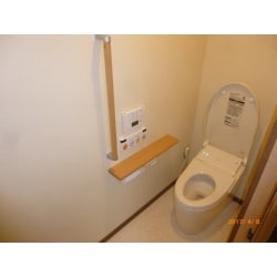 押入れにトイレを新設しひと部屋で生活ができるようにしました。