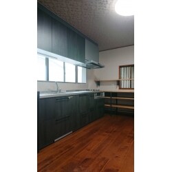 施主様こだわりの黒と無垢材を使ったキッチンです。