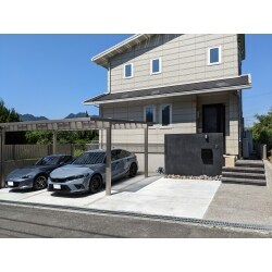 黒壁のかっこいいアプローチ・駐車場です。