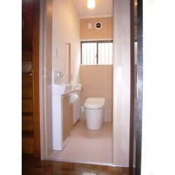 タンクレストイレと手洗カウンターを取付スッキリトイレになりました。
ドアを引戸に変更して出入りが楽になりました。