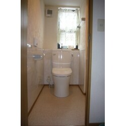 壁をキッチンパネル張りにして掃除が楽にできるトイレにしました