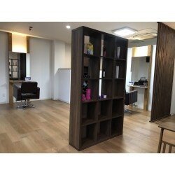 ヘアサロン開業に伴い店舗改装を行いました。オーナー希望の木目を生かした温かいお店をイメージして完成させました。