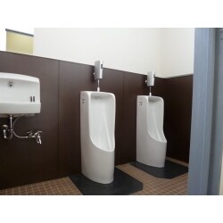 掃除のしやすいようにセフィオンテクとのトイレに交換し、壁にキッチンパネルを貼りました。