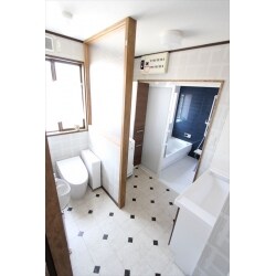 浴室は1.25坪に拡大し、ゆったり入ることが出来ます。使いやすさを追求し、トイレとの間仕切りを無くした結果、ホテルのような水廻りになりました。
