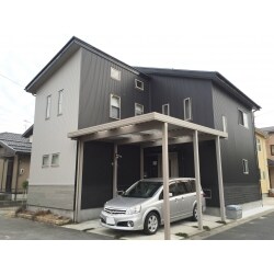 張り替えた窯業系外壁の木目調と既存の金属外壁、異素材を組み合わせることでモダンな雰囲気に仕上げました。

