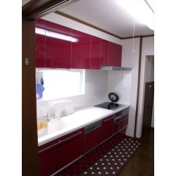 キッチンのショールームを見て、触って体感頂きました。その中で、奥様がお気に入りの１台をチョイス。収納力、使いやすさ、デザイン、コストを総合的に考えて決定頂いたキッチンです。

