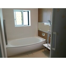 足もとあったか 明るい浴室