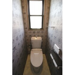 お客様の声「二階のトイレのクロスは人気漫画のもの。親戚も見て喜んでいました。結構お気に入りです。
居間は孫仕様ですが、奥様のほうがお喜び。今は子供が喜ぶキャラクターのグッズで揃えてあります。」