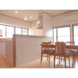 ペンダントライトがダイニングのおしゃれなアクセントに。調湿機能があるエコカラットは意匠性もあり、でこぼこの陰影がダイニングに動きを見せています。
