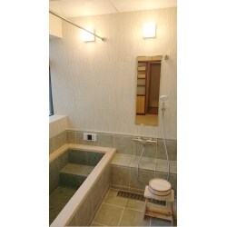 既存の純和風住宅の良さをそこなわないように、かつ古く美しいのではなく清潔で整然とした温泉のような少し非日常的な浴室のご提案をしました。
