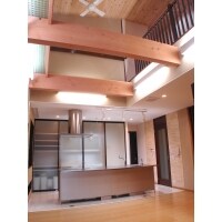 風が流れ、優しい光が降り注ぐ 家族が集まる明るいLDK