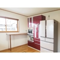 キッチンで窓辺を楽しむ 丘の上の家