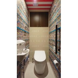 施工事例を見ながら「トイレの内装は遊んでみてもいいかもしれませんね」のご提案から出来上がったコーディネートです。
