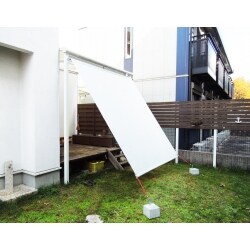 隣の家の視線と日光を遮るオーニングテントを取り付けました。