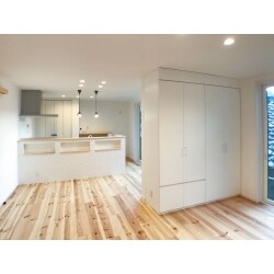 弊社運営施設でご縁がありリフォームをさせていただきました。
２世帯でお住まいで断熱を気にされていました。
弊社のパインの床を気に入っていただきました。