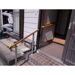 玄関先の階段と玄関中へ手摺を設置