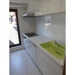 築19年ほどのマンションにて水廻り設備をメインとしたリフォーム。
システムキッチン、ユニットバス、トイレを交換し、内装も新しくしました。
リビングは、カーペットからL-40仕様のフローリングへ貼替、その他の居室もカーペット、クロス等、内装を新しくしました。リビングにもアクセントとしてエコカラット採用。
リビングや和室等、3ヶ所の窓には二重サッシも取付け、断熱性や防音性もアップ。カーテンも新調しました。
玄関収納は、ローカウンタータイプからトールタイプにして収納量をアップし、ミラーも付けました。