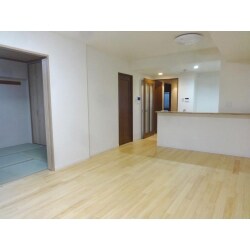 キッチンは間仕切り壁の一部を撤去して開口を広げ、システムキッチンも吊戸棚の無いプランにして、明るく開放的な空間に。
リビングのフローリングは足触りの良さを重視し、無垢フローリングを採用。クロスも貼替え、キッチンカウンターも新たに取り替えました。
リビングに隣接する和室は引分け戸から開口を拡げて3枚引戸へ変更。押入はクローゼットへ交換し、一部は仏壇を置く為のスペースとして中段部をオープンにした収納に。畳の表替えとクロスの貼替えも行いました。
ユニットバス、給湯器も交換。トイレも設備、内装の他、手摺を取付。
洋室2室はリフォーム用フロアを既存フローリングの上から貼り、クロスを貼替ました。