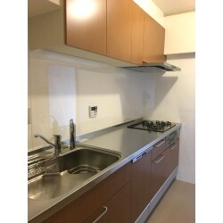 中古物件をご購入されたお客様よりリフォームのご相談を頂きました。
水廻りは、ユニットバスと給湯器、給水給湯管を交換。キッチンは当初、食洗機のみの交換をご希望されていらっしゃいましたが、検討を重ねるうち、システムキッチン全体の交換を行うこととなりました。
内装は、リビングと洋室の床をカーペットからコルクタイルヘ貼替。洋室はクロスも貼替え、クローゼットの扉を交換。クローゼット内部にはパイプハンガーと枕棚も取付ました。和室は、押入を襖からクローゼット折戸へ交換し、畳とクロスも一新。納戸にはハンガーパイプを設置しました。