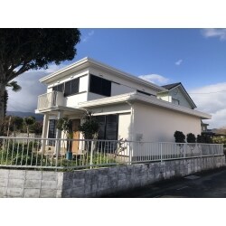 外壁・軒天・雨樋・幕板・雨戸・玄関柱の塗装を行ってます。
