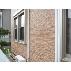 外壁部分をクリアー（透明）艶あり塗料で保護。その他部分は着色塗装しています。