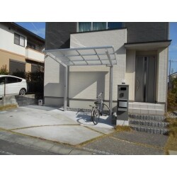 玄関横の自転車置き場は立地的にもとても機能的です。建物ともよくマッチしています。