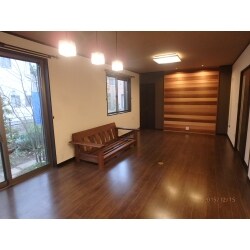 お客様のご希望に合わせ床や壁材、照明などＬＤＫの雰囲気がガラッと変わりより落ち着いた空間が出来上がりました。
