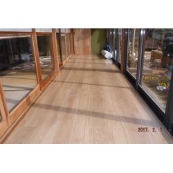 広縁の床がブカブカしていていて、歩くと沈むような感じがし、お金をあまりかけないで補修したいとのことでした。新しいフローリングは以前と違って明るく、気分も明るくリフレッシュ出来たとのことでした。