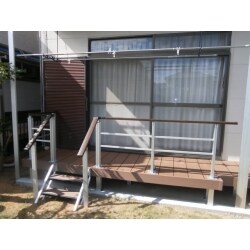 長いウッドデッキに安心してお布団や洗濯物が干せ、お日様の光がますます有りがたく感じられそうです。