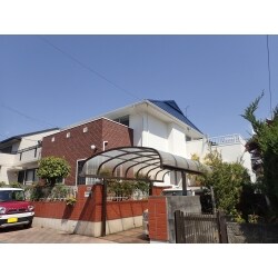 こだわりのある白い外壁！耐久性、耐汚染性、防藻、防カビ性に優れた、環境に優しい塗料を使用しました。