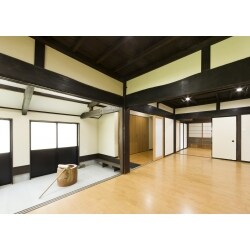 長い年月を経てきた建物の趣を残すため既存の建具や天井を活かし畳やじゅらく壁を改修しました。