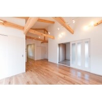 二階建てから平家にし、自然素材を多用して全面改装