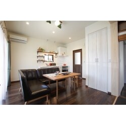 『無垢材とアイアン使いの棚を造作し、使い勝手をプラス。』

活用されていなかった離れを住居としてリフォームされたN様。離れの水廻りはシンクしかなく、居住性を充分に備えていなかったため、キッチン、シャワールーム、洗面室やトイレを新設し、住まいとしての機能を集約しました。モザイクタイルや落ち着きのあるウォールナット柄のフローリングがレトロシックな雰囲気を与えます。隣接の和室は、DKとのつながりを感じる憩いの空間。既存の造りをほどよく活かした「和リビング」のような趣となりました。 