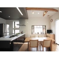 梁見せ天井があるダイニングキッチン