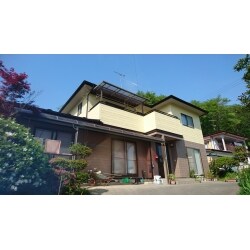 外壁の色あせや変色に加えて、屋根の色落ちとサビも目立ち、見た目が悪くなってきたので建築当初のような外観を取り戻したいとのご要望を頂きました。
弊社からは、全体的に紫外線による変色や色あせが目立っていたことから、耐久性や伸縮性に優れたシリコン性の塗料をお薦め致しました。塗装するにあたっては、高圧洗浄による汚れ落としやサビ落としなどの下地処理を入念に行いました。さらに、塗料本来の性能を十分に生かす施工をすることで、建築当初の美しさを取り戻し、綺麗な仕上がりの持続性も実現しました。