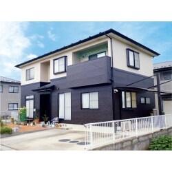 経年劣化により外壁が色褪せチョーキングや汚れが目立つようになったことから、塗り替えのご相談を頂きました。外壁の色について1色ではなく1階と2階の色分けをしたいとのご要望を頂きましたので、ご納得頂けるまでカラープランのシュミレーションを繰り返させて頂きました。その結果、まるで新築のようなモダンな雰囲気の仕上がりとなりました。また、塗料は耐久性・防汚性に優れたシリコン系の塗料を使用しており、長期に渡り綺麗な状態を保つ事が出来ます。「配色には私達もしばらく悩んでいましたが、担当者の方が熱心に提案してくれたおかげで、イメージ以上に仕上がりました！」とお客様にもご満足頂くことが出来ました。