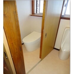 最新のトイレでお掃除が楽になり、明るい空間にリニューアル！