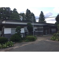 築２００年の古民家であるお客様のお宅。漆喰の剥がれが気になるとのことで施工のご依頼を頂きました。
経年劣化による漆喰の剥離が発生しており、風雨の影響で更に剥がれ落ち、土壁の露出が蔓延してしまう状況でした。弊社からは、再度漆喰で施工すると同様の剥離が数年後には発生してしまう為、金属サイディングの施工をご提案致しました。
金属サイディングで施工することにより、風雨の影響を直接土壁が受ける心配がなくなり、漆喰の剥がれを気にすることもなくなります。色合いもツートンカラーでモダンに生まれ変わり、お客様にも大変お喜び頂くことが出来ました。
