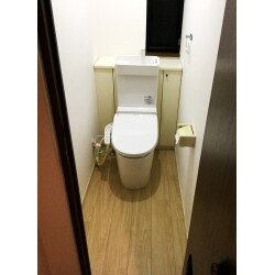 便器から水漏れしていたことからご相談を頂き、綺麗なトイレをご要望でしたので、内装も含めての施工をご提案致しました。クロスと換気扇も新調し、シンプルで清潔感のある空間に生まれ変わりました。