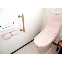トイレと内装の経年劣化により、改修のご要望を頂きました。以前は内装が木目の仕上げだった為、明るくしたいとのことでした。弊社からは室内に手洗器がないため、手洗い付きの便器及び節水タイプにてご提案させて頂きました。また、ピンクのトイレをベースとし、クロスをアクセント張りし、統一感を持たせました。使い勝手が良くなり、内装も華やか且つ統一感のある仕上がりとなりました。