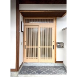 既存の木製玄関の雰囲気を残しつつ、機能・美観共に刷新