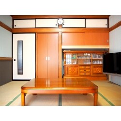 壁(繊維壁)の経年劣化により部屋全体が暗く感じるため、明るくしたいとのご要望を頂きました。また、テレビや電話配線、カップボードをスッキリさせ、部屋を広く使いたいとのご要望でした。既存繊維壁は不陸があり壁紙に歪みが生じることが想定されたため、石膏ボードを既存壁に貼り、その上から壁紙を施工しました。また、壁紙は単色で仕上げるのではなく、上下貼り分けしメリハリのある空間に仕上げました。配線は壁内を通し整然とさせ、エアコン電源もブレーカーより専用回路を取り安全性を高めています。