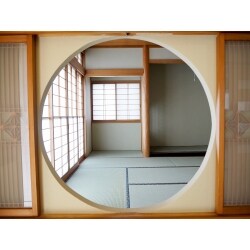 築25年の中古住宅を取得したお客様。工夫して予算を抑える部分と掛けるべき部分とを明確にし、費用対効果の高いリフォームを実現したいとのご要望を頂きました。中古住宅ということもあり、弊社からは肌に触れる部分の全面改装をご提案致しました。水廻りはリーズナブルながらも機能的要素を押さえた商品を選定。壁付キッチンは標準で吊戸棚が付いてきますが、日常品の出し入れが頻繁にないことから流し台と換気扇のみのシンプルなプランとしました。また、各部屋の内装(壁紙・畳・襖・障子)の貼り替えをし、見た目的も心理的にもリフレッシュした空間を提供しました。