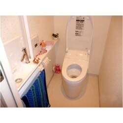 便器背面の手洗い器で手を洗う際体勢がきつくなってきたので、手洗い器を別個に設けたいとの事でした。弊社からは限られたスペースを活かし、程よく収まる手洗い器を設置させて頂きました。また、クロスも経年劣化による傷みが目立っていたため、清潔感のあるデザインを選定し張替しています。便器については、お客様よりシンプルで洗練されたデザインをご要望でしたのでLIXILのサティスをご提案致しました。お客様より仕上がりも綺麗で手洗いが楽になったと嬉しい声を聞くことが出来ました。