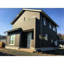 既存の外壁は塗膜劣化が進みチョーキングが発生。メンテナンスコストと見た目を一新させることを目的にご依頼頂きました。
当初は塗装メンテナンスを視野に入れていましたが、今後のコストも考え金属サイディングを張る事をご提案致しました。木目模様の茶色をイメージされ、サッシの白色に対比させたいとのご希望でした。見た目を一新させるため、既存の横張り模様から縦張りへと変更し、更に通常サイズ施工で発生する中間水切りは美観を損なうため、特注サイズで区切りの無いものをご提案しています。 施工後は印象が大きく変わり、美観に優れた仕上りとなりました。その他手を掛けた部分も含め、お客様からは高評価を頂いております。