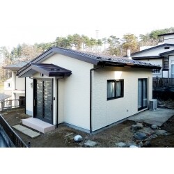 昭和40年前半に建てられた建物を全面改修してお住まいになられる内容のご依頼を頂きました。弊社からは、安心してお住まい頂けるよう「構造補強」と「使い易さ」に特に重点を置き、ご提案させて頂きました。建物全体の仕上材を一度撤去し、柱梁土台等の構造材を露出。耐震補強の計画を織り込み、快適なお住まいへと生まれ変わりました。