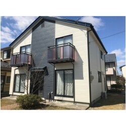 お客様より、サッシから水が浸入し凍害を起こしているため、建物内部に水が侵入することがないようにしたいとのことでした。また、施工後しばらくは手をかけなくてもいいようにメンテナンスフリーな施工をご希望でした。弊社からは、外壁に漏水が見られましたので、補修で済ませるのではなく長期間長持ちする金属サイディングの採用と、屋根の塗装をご提案致しました。また、いつも使用されているお部屋のサッシもペアガラスに交換し、結露の軽減と少しでも暖かく過ごすことができるようにご提案しております。