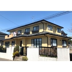 お客様より、スレート屋根の状態が不安とのことでご依頼がありました。出来る限り長い期間手を加えずに持たせたいが、金属屋根の音は気になる。何か良いものがあれば改善して欲しいとのことでした。弊社の方で状況を確認したところ、屋根はひび割れと浮きが生じており、このままだと割れの状況が悪化し雨漏りの原因となり得るため早めのメンテナンスが必要でした。お客様の方でメンテナンスと音を気にされているようでしたので、弊社からは横暖ルーフをご提案させて頂きました。換気棟も新調し、今後長い期間メンテナンス不要でお過ごし頂けると思います。